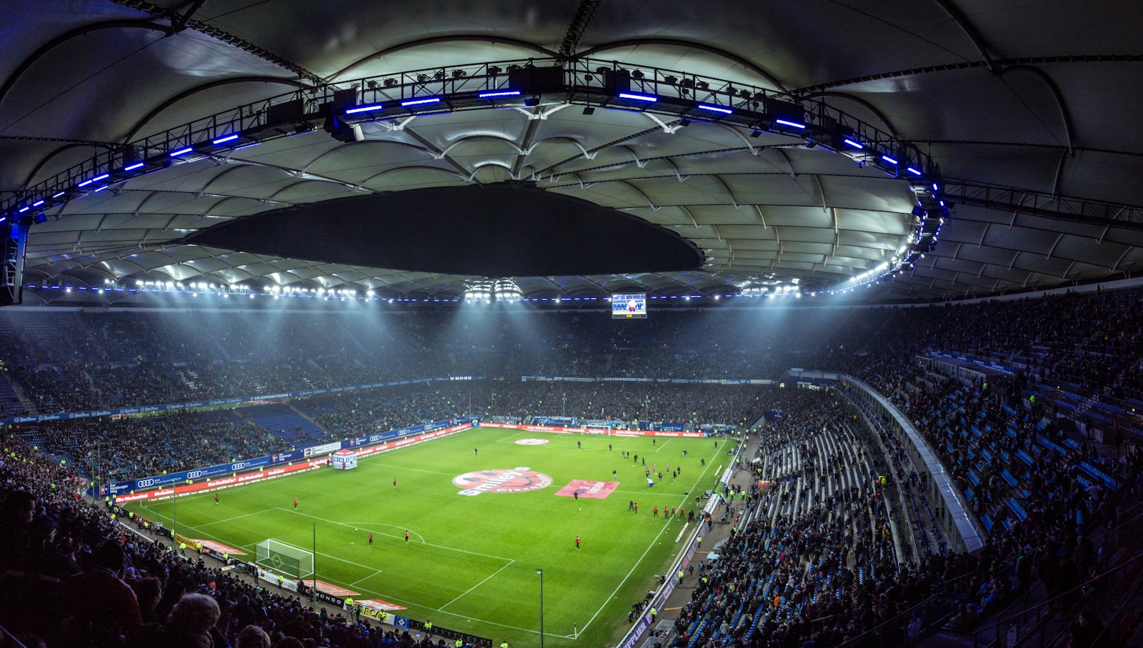 Estadio de fútbol que ilustra los canales de deporte de una suscripción IPTV 2025 — beIN, Canal+, RMC