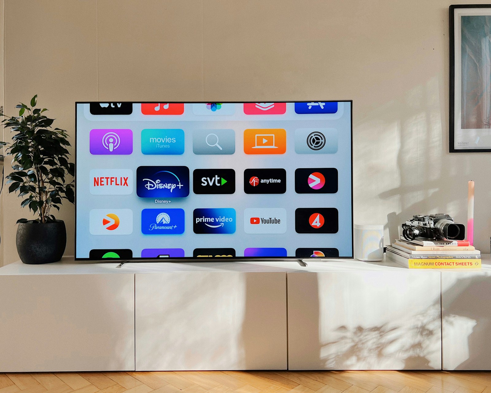 Televisor mostrando el catálogo VOD IPTV — alternativa a Netflix, Disney+ y Amazon Prime