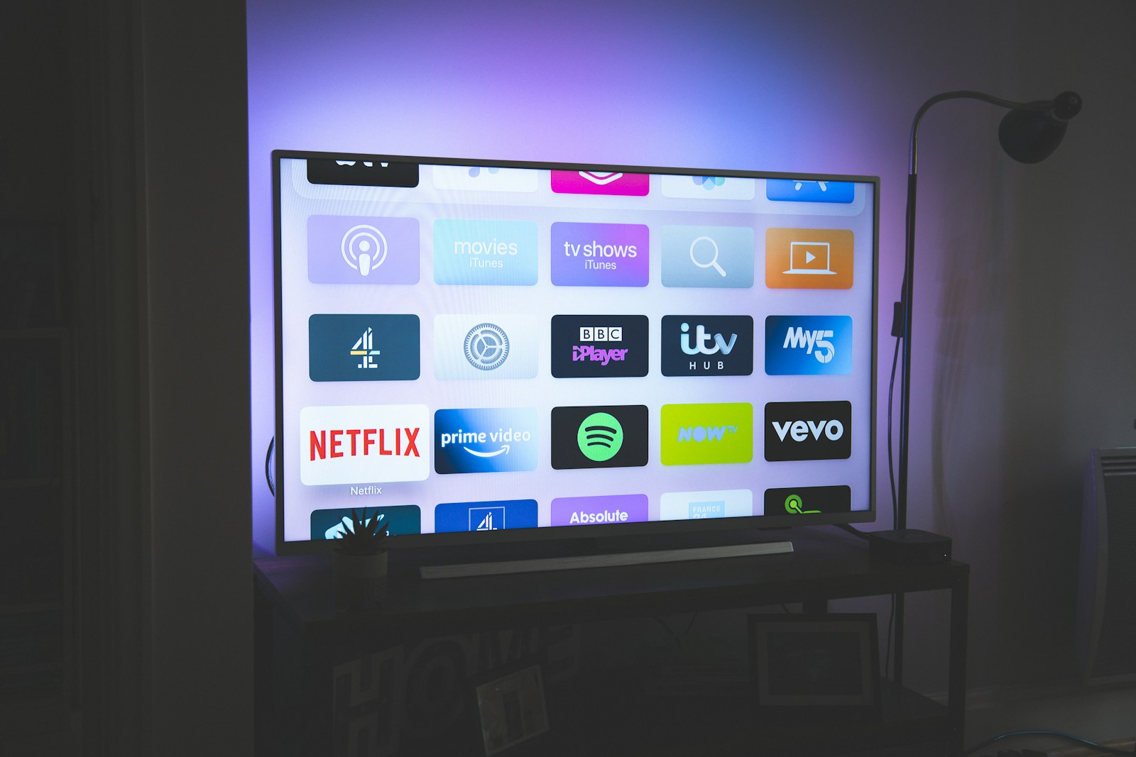 Smart TV affichant les meilleures applications IPTV 2025 pour streaming en direct